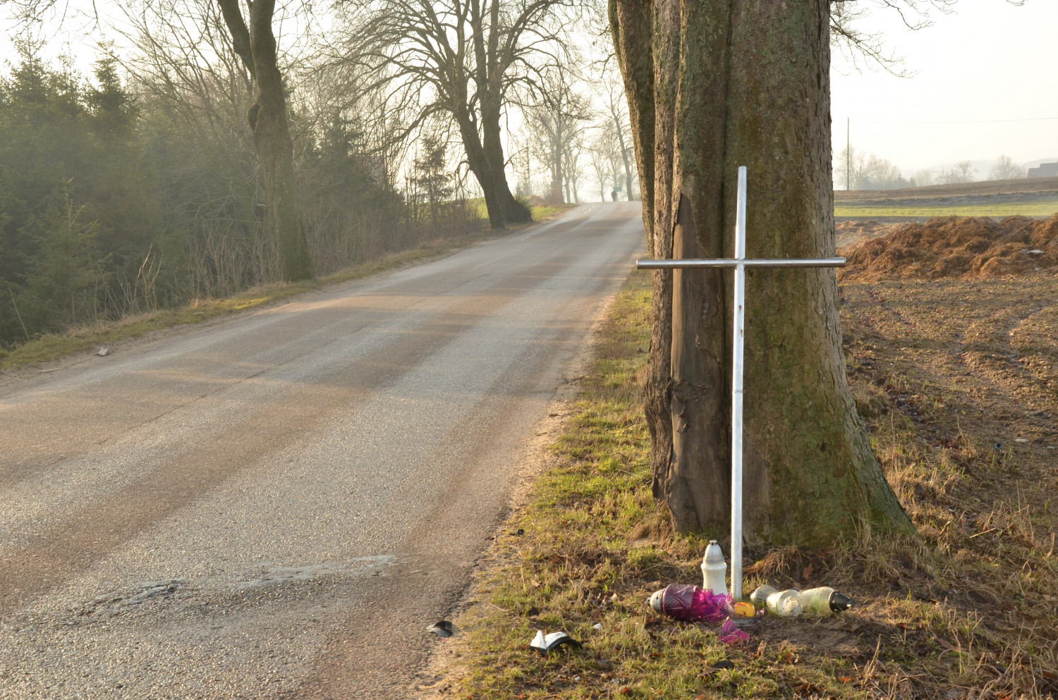 Z krzyża w miejscowości Moczydło także zniknął kask motocyklisty. 